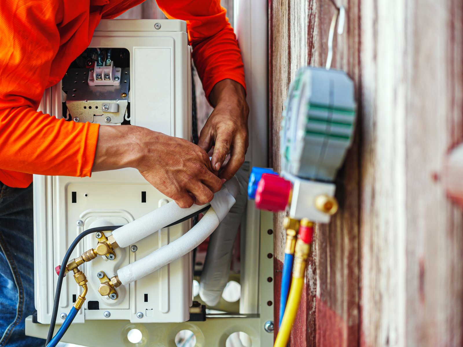 técnico instalando calentador de agua